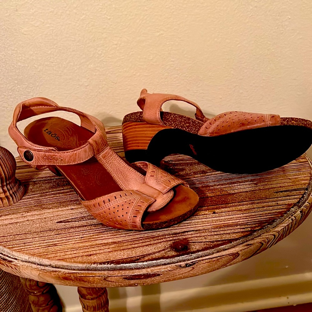 Size 8.   Taos Sandal.  Tan (camel).  Worn once.